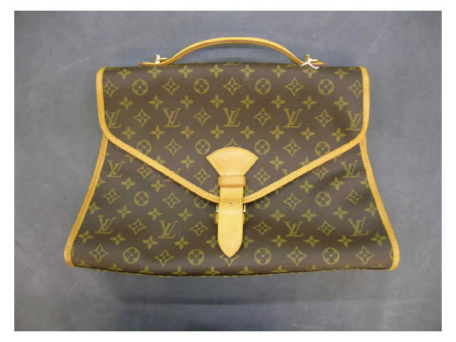 Appraisal: Louis Vuitton Monogram messenger bag with buckle closure no shoulder