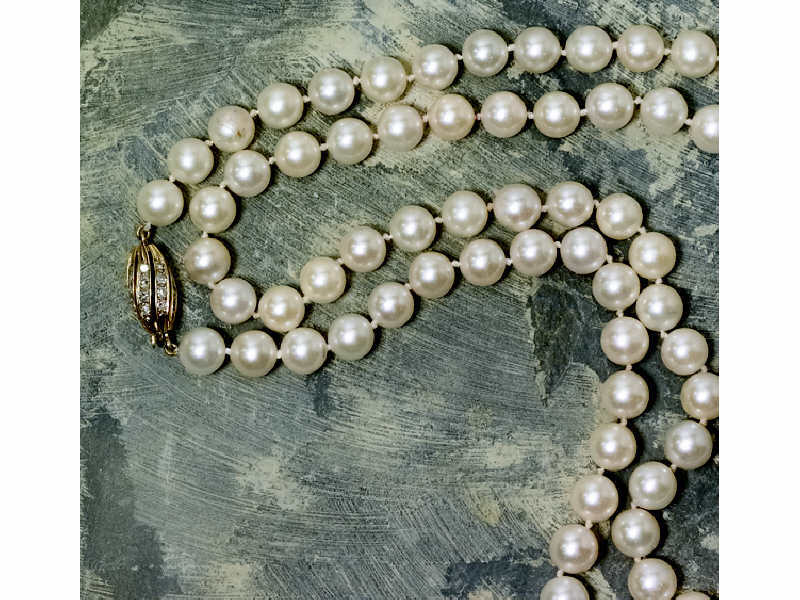 Appraisal: CULTURED PEARL NECKLACE - MM pearls with light cream color