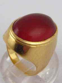 Appraisal: A yellow metal tests carat gold cornelian ring the cabochon