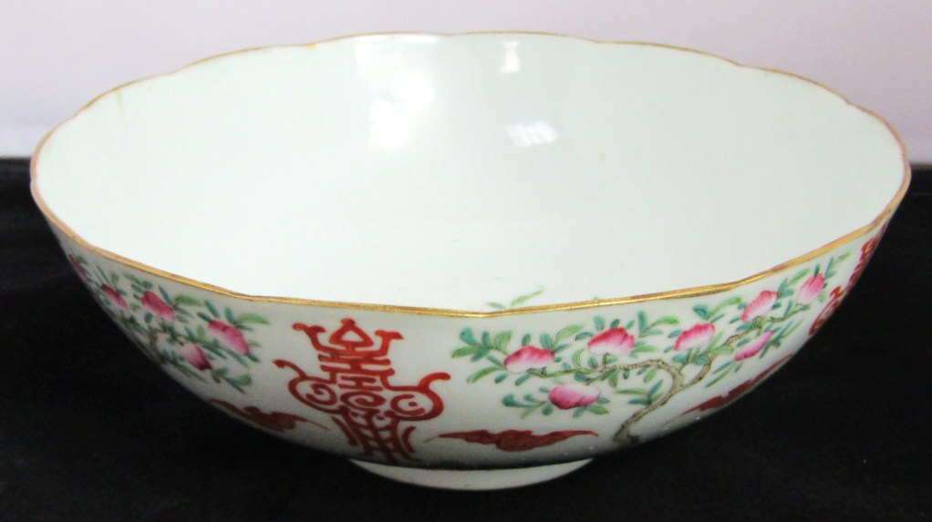 Appraisal: A Chinese polychrome enamel bowl with gilt wavy edge and