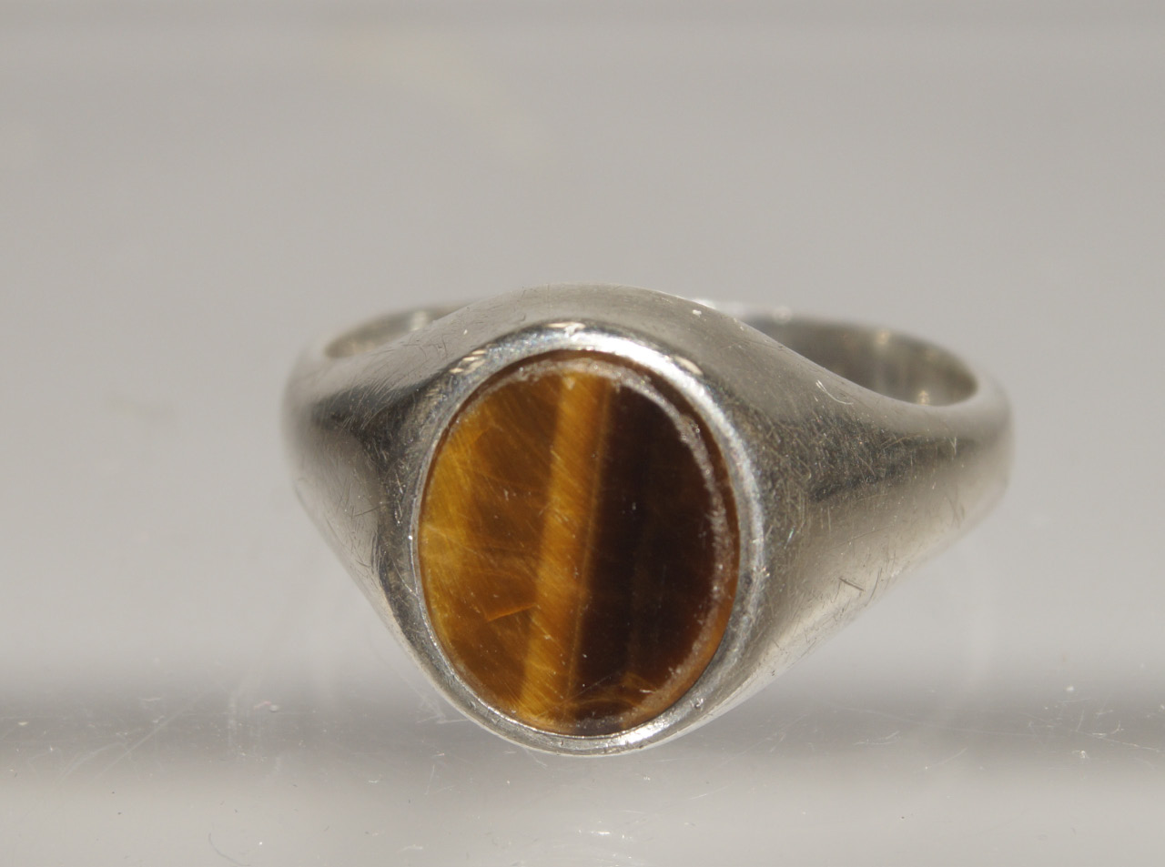 Appraisal: A modern gentleman's silver signet ring set with a tigers