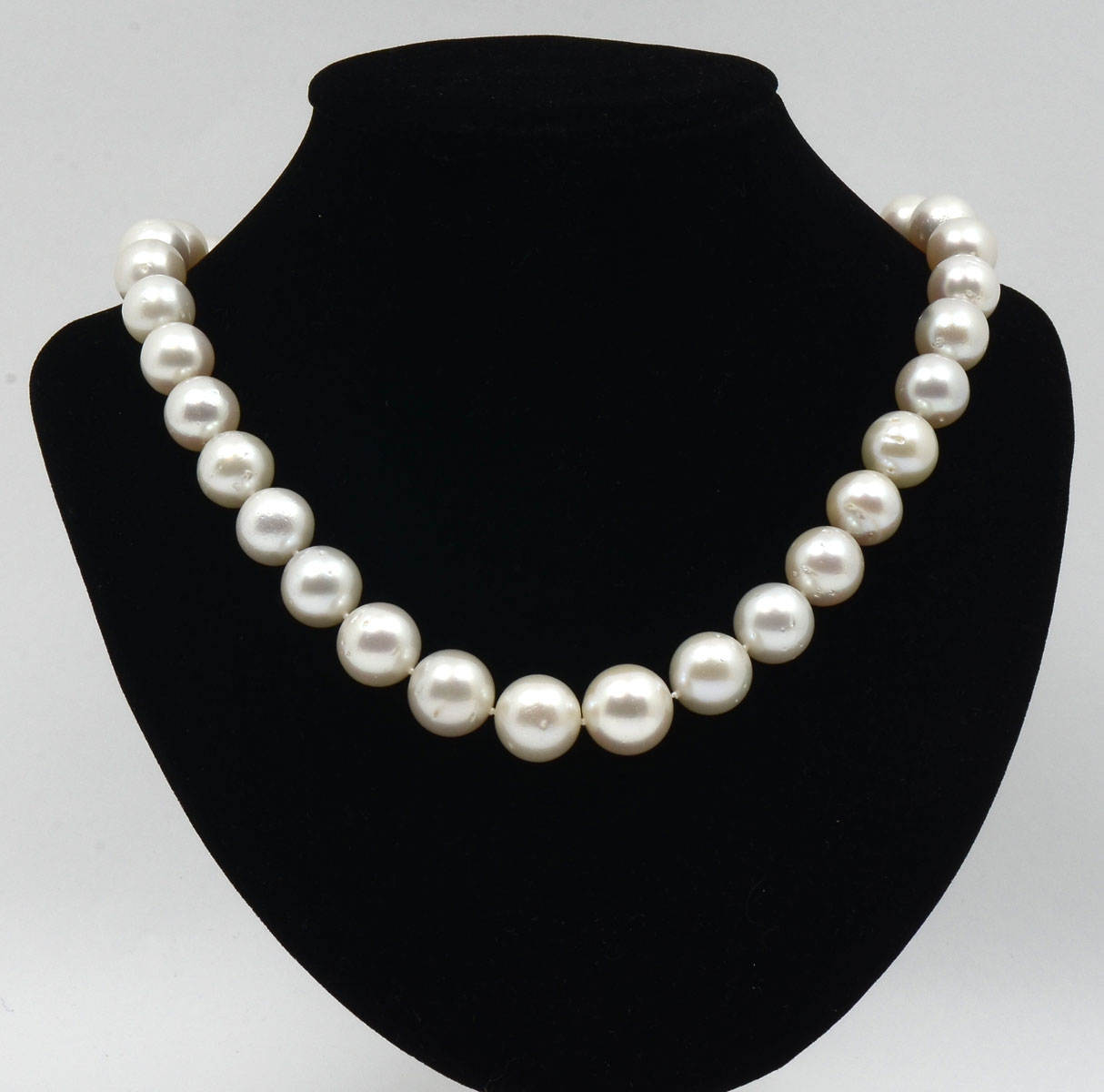 Appraisal: GRADUATED WHITE SOUTH SEA PEARL NECKLACE round graduated South Sea