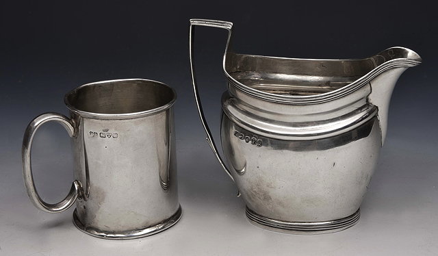 Appraisal: A GEORGE III SILVER CREAM JUG with reeded rim matching