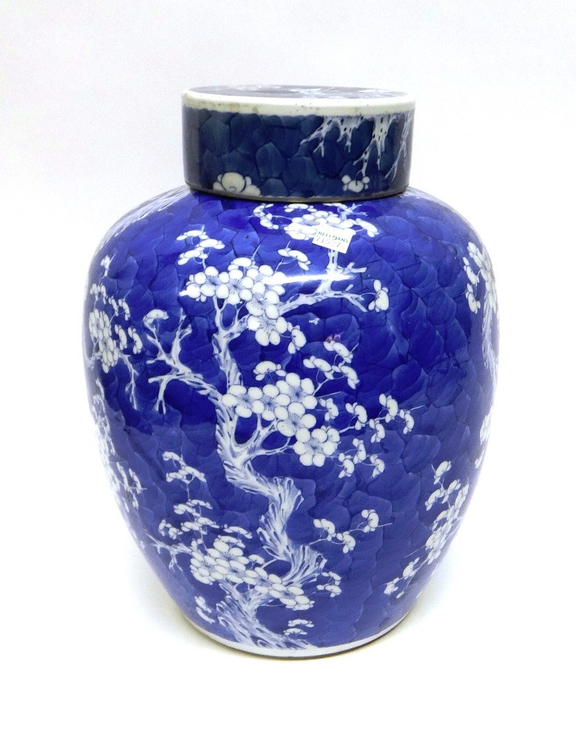 Appraisal: A large Chinese blue and white ovoid jar and a