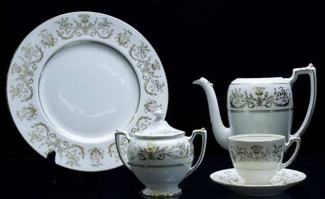 Appraisal: An extensive Coalport dinner service in 'Allegro' pattern