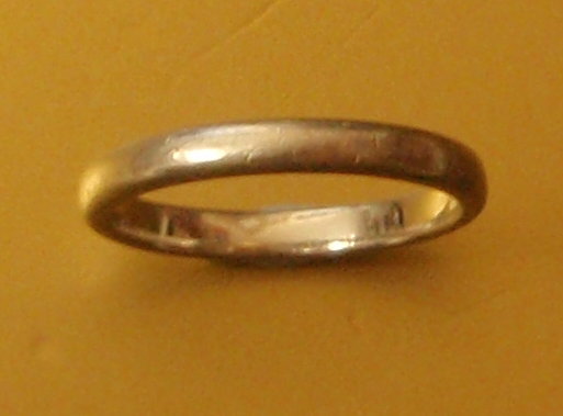 Appraisal: A platinum wedding band stamped GAW g