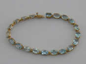 Appraisal: A yellow metal tests carat gold blue topaz bracelet approx