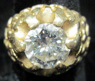 Appraisal: Gentleman's karat yellow gold diamond ringRound brilliant diamond approximately carats