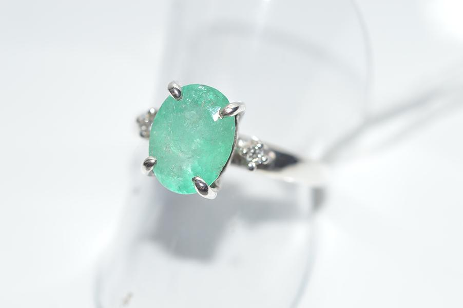 Appraisal: AN EMERALD AND DIAMOND RING IN STERLING SILVER AN EMERALD