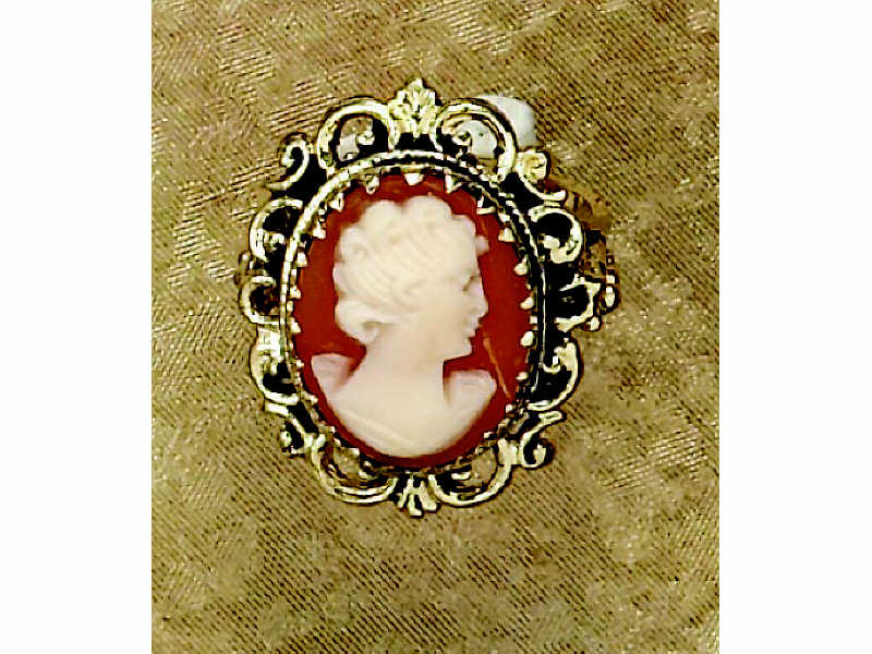 Appraisal: CAMEO RING Yellow gold ring with scalloped frame with black