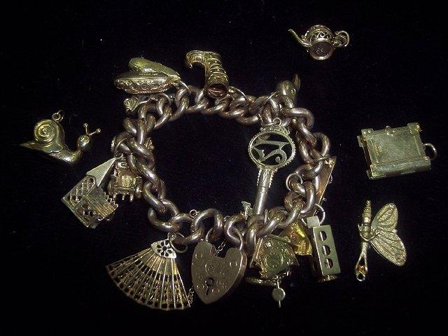 Appraisal: A carat gold hollow link bracelet with heart shaped padlock