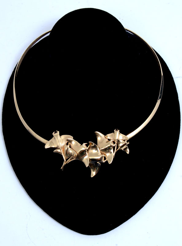 Appraisal: K MANTA RAY MOTIF LADIES NECKLACE ''GO RAYS'' K yellow