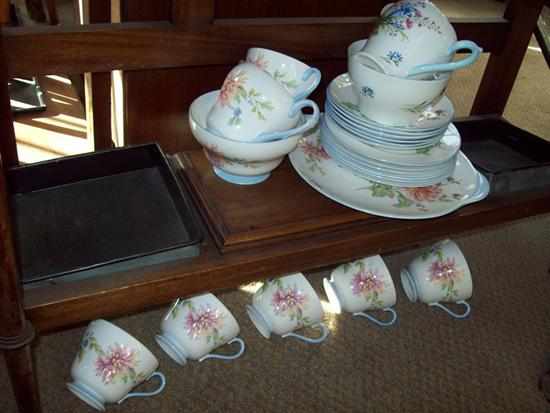 Appraisal: A FLORA 'SHELLY' TEA SET FOR SIX INCLUDING MILK JUG