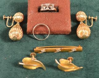 Appraisal: Lot of Vintage Ladies K Jewelry Two pairs of screw-back