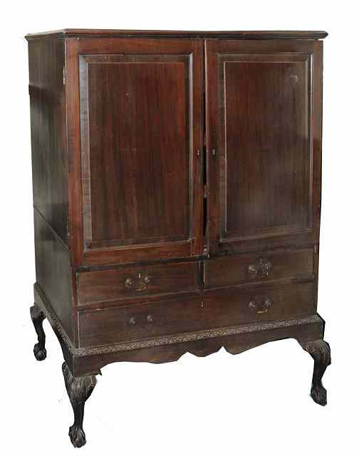 Appraisal: A GEORGE III MAHOGANY LINEN PRESS the interior fitted four