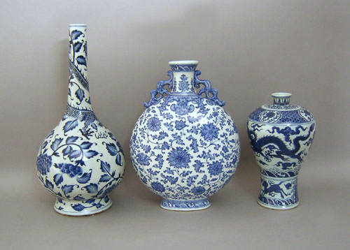 Appraisal: Three Chinese export blue and white vases th c h