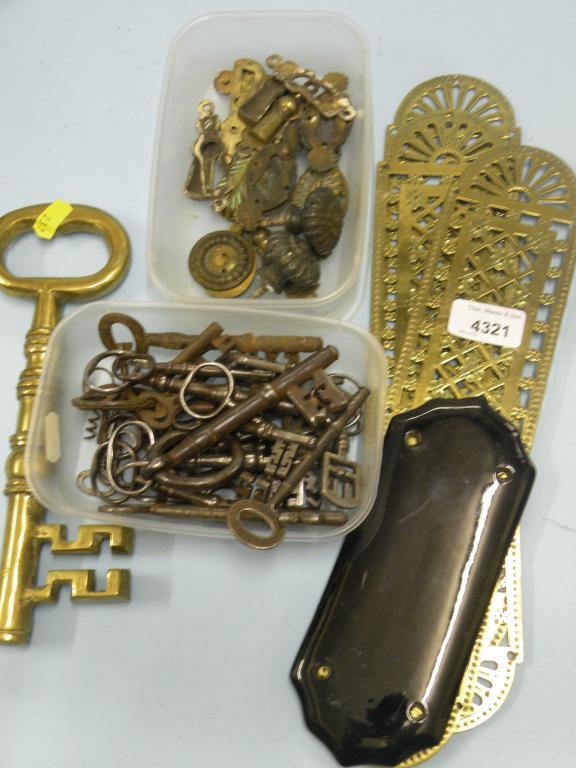 Appraisal: Various thC keys three Edwardian decorative pierced brass figure boards