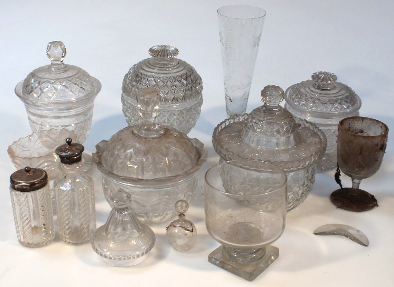 Appraisal: Various glassware to include a graduated pair of thC hobnail