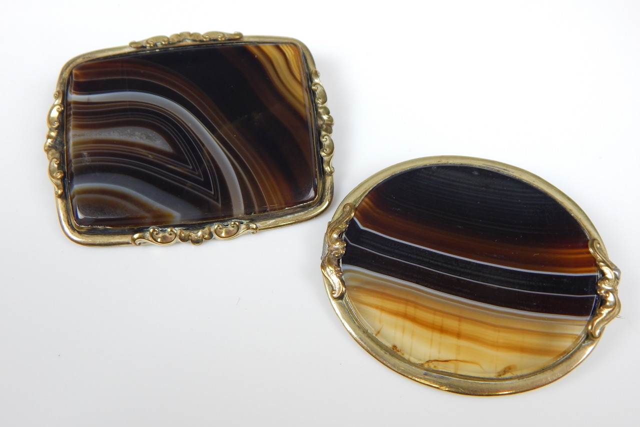 Appraisal: Two agate brooches each set in gilt metal frames circular