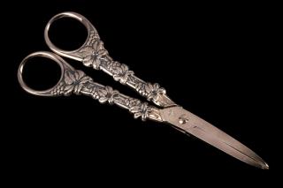 Appraisal: The vintage motif handles with steel blades Measures inches in