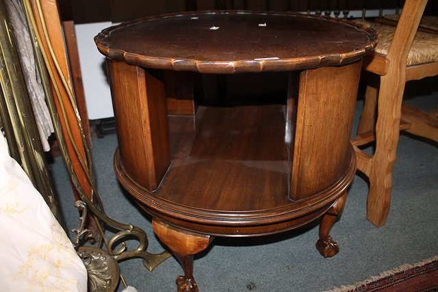 Appraisal: AN EDWARDIAN REVOLVING CIRCULAR BOOKCASE with pie-crust border standing on