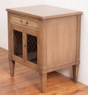 Appraisal: Henredon Fine Furniture Cabinet Nightstand Henredon fine furniture single drawer