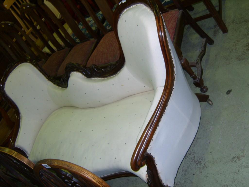 Appraisal: A Victorian double spoon back couch with serpentine seat simply