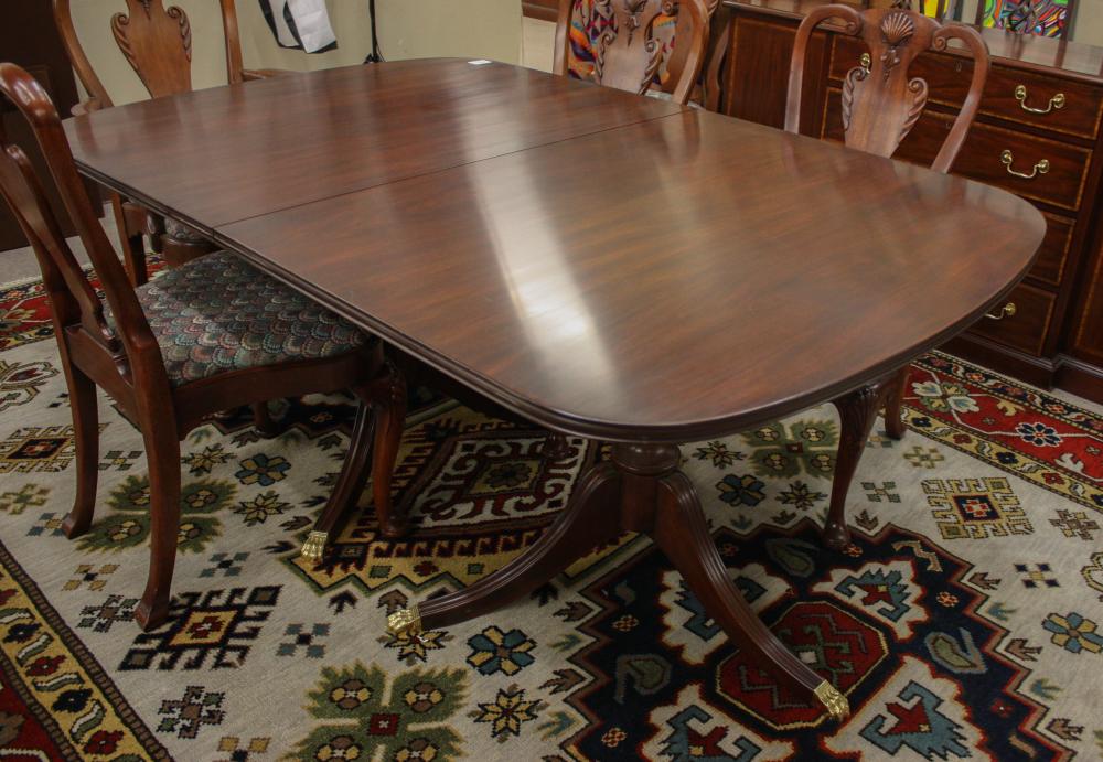 Appraisal: FEDERAL STYLE MAHOGANY DINING TABLE WITH FOUR LEAVES Henkel-Harris Furniture