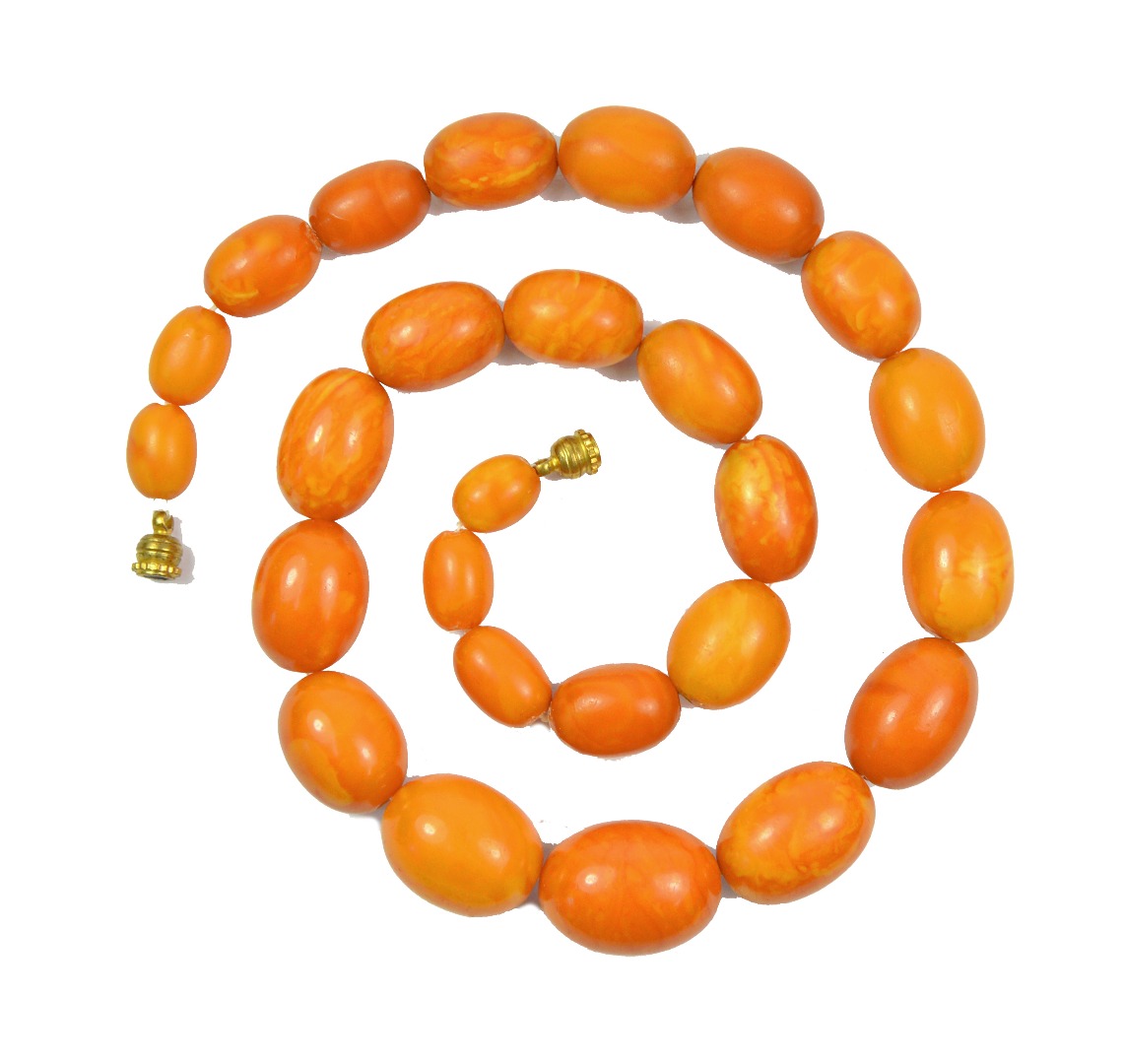 Appraisal: A graduated row of butterscotch amber beads with gilt metal