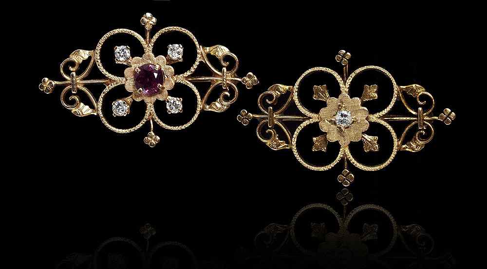 Appraisal: TWO k GOLD BROOCHES One with a single round full