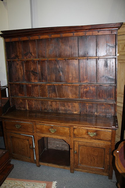 Appraisal: AN TH CENTURY OAK DRESSER having a raised back with