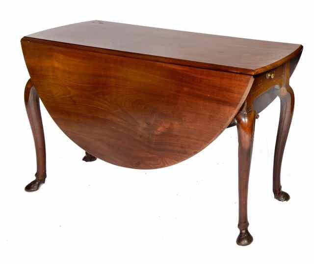 Appraisal: AN TH CENTURY MAHOGANY OVAL DINING TABLE with drop flaps