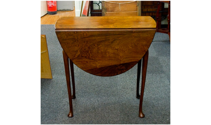 Appraisal: Walnut Drop Leaf Table On tapering legs with pad feet