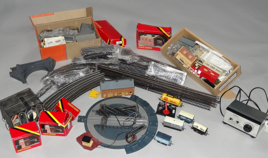 Appraisal: Various OO-Gauge trains and accessories to include Hornby R turn