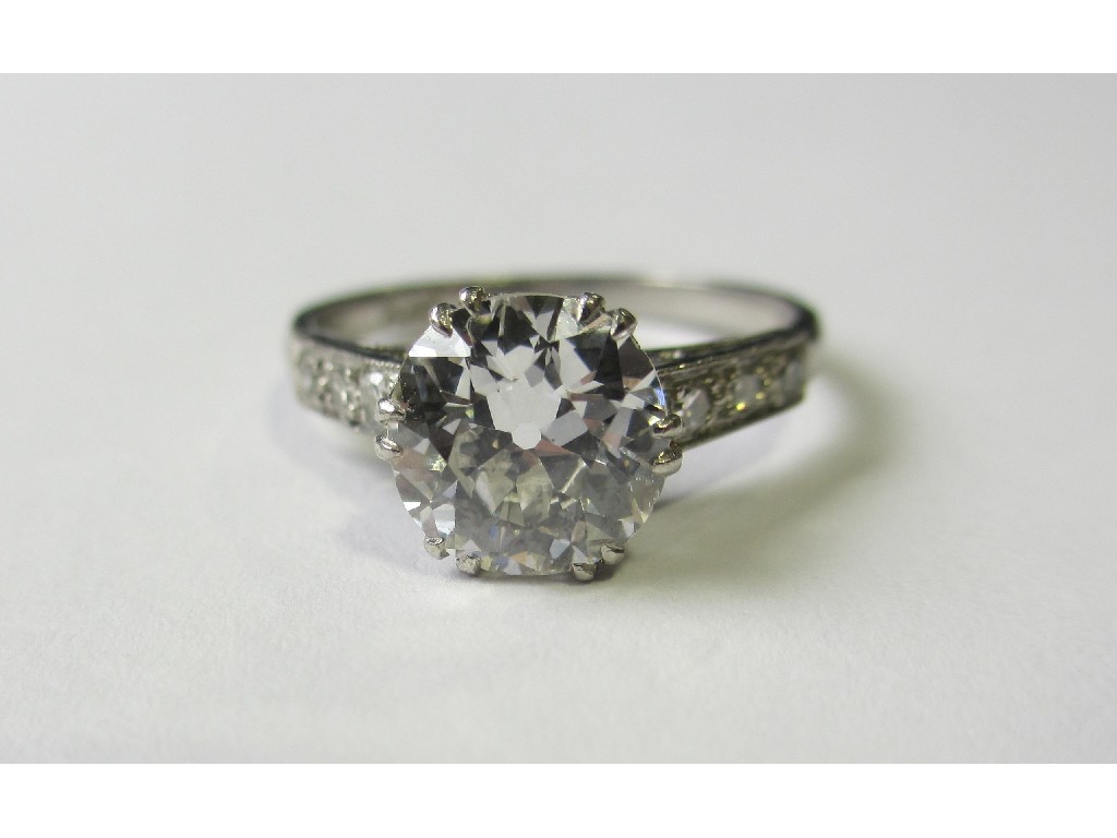 Appraisal: A platinum diamond solitaire ring with round brilliant cut diamond