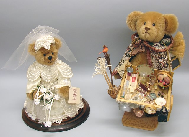 Appraisal: Pair of mohair artist bears Peddler in tan by Genie