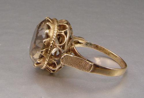 Appraisal: CT SMOKY QUARTZ RING K yellow gold ring with a