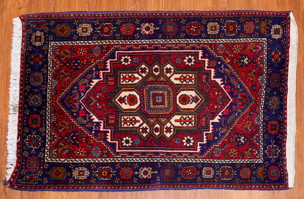 Appraisal: Hamadan Rug Persia x modern hand-knotted Condition Corner loose Absence