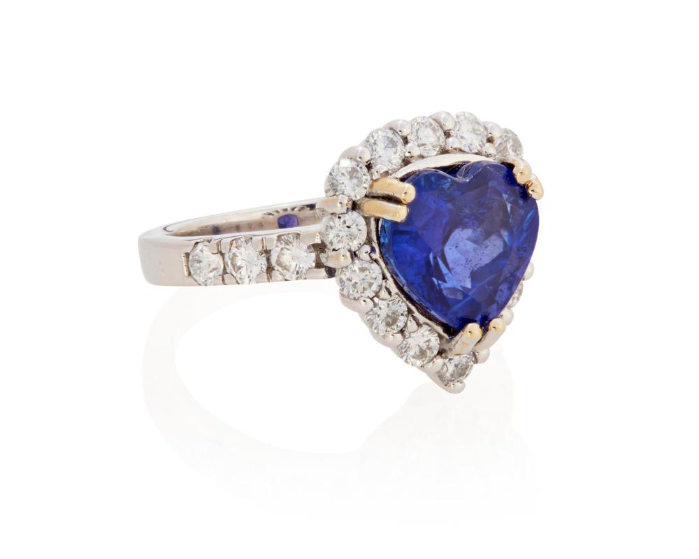 Appraisal: A TANZANITE AND DIAMOND RINGA tanzanite and diamond ring k