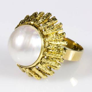 Appraisal: Large mabe pearl and k yellow gold ring Large mabe