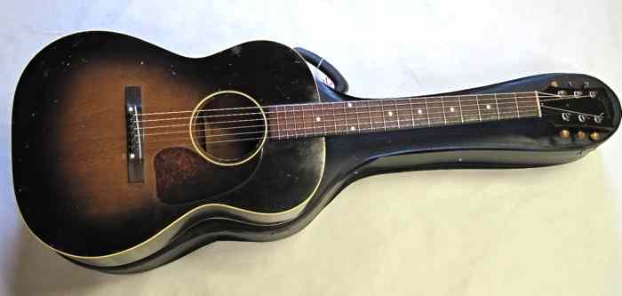 Appraisal: GIBSON LG- ACOUSTIC SIX STRING GUITAR WITH CASE sunburst finish