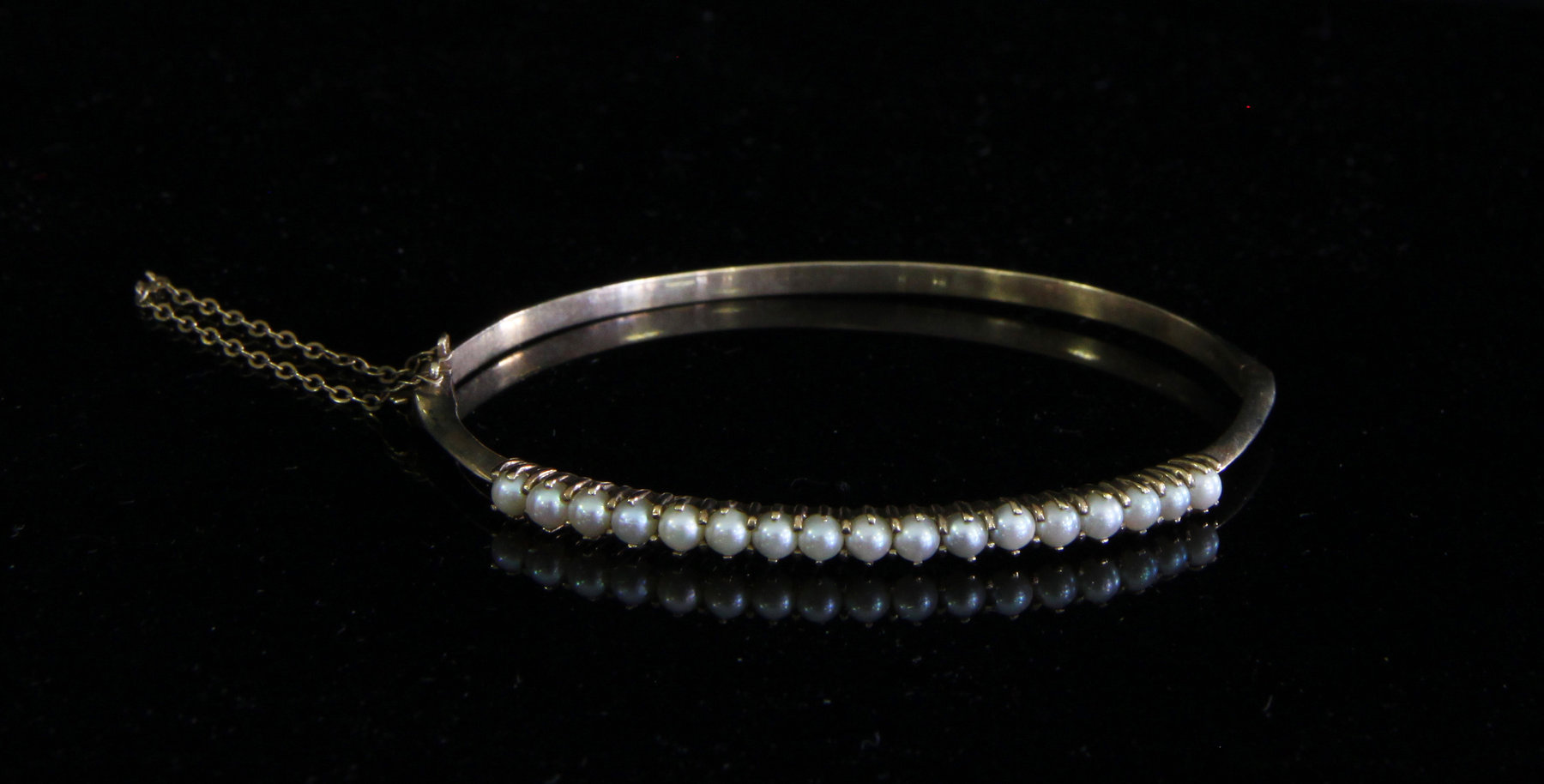 Appraisal: A ct gold and pearl hinged bangle fitted with a