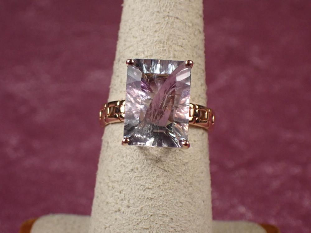 Appraisal: BI-COLOR FLUORITE AND FOURTEEN KARAT GOLD RING The rose gold