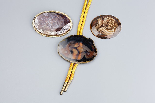 Appraisal: A th century agate brooch the oval agate panel collet