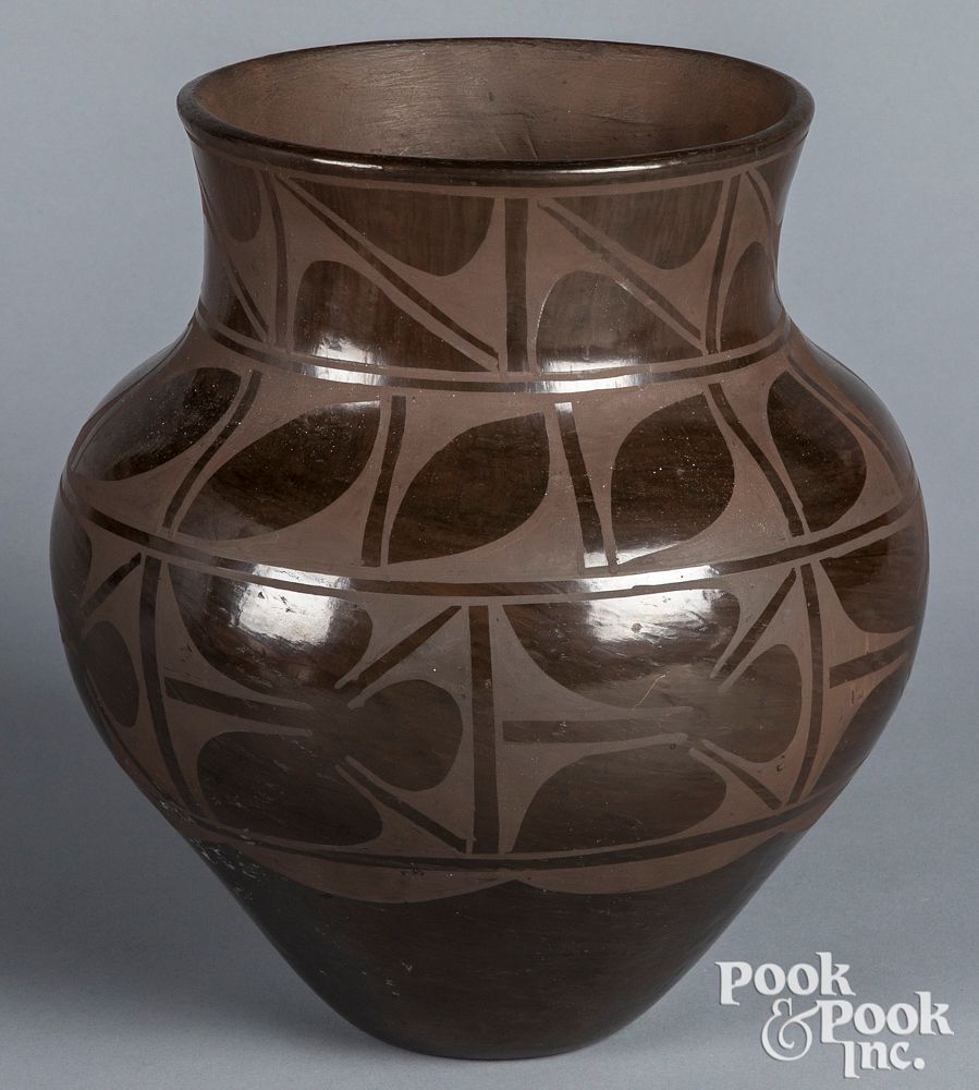 Appraisal: Robert Aquilar Santo Domingo Indian pottery vase Large Santo Domingo