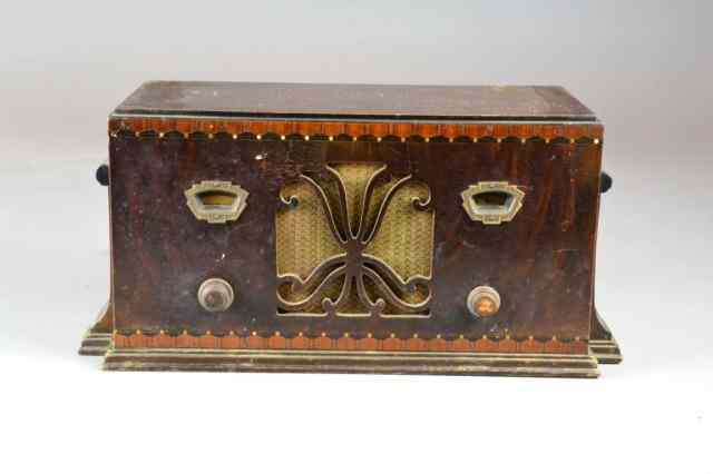 Appraisal: ZENITH TABLE-TOP RADIO Zenith table-top radio nice veneer inlay and