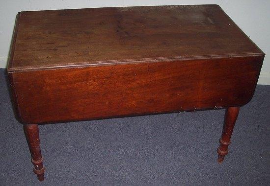 Appraisal: A Victorian mahogany Pembroke table fitted a single drawer on