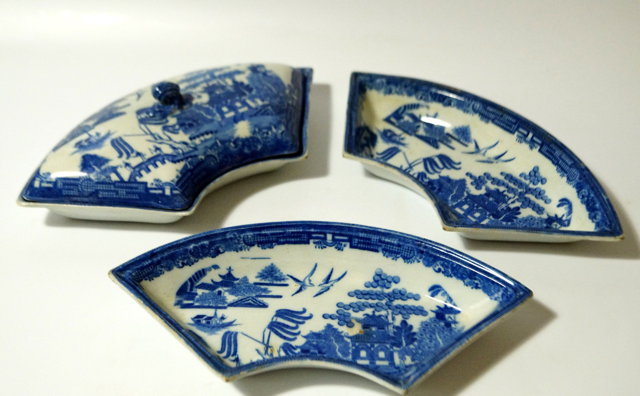 Appraisal: A set of three early thC blue and white supper