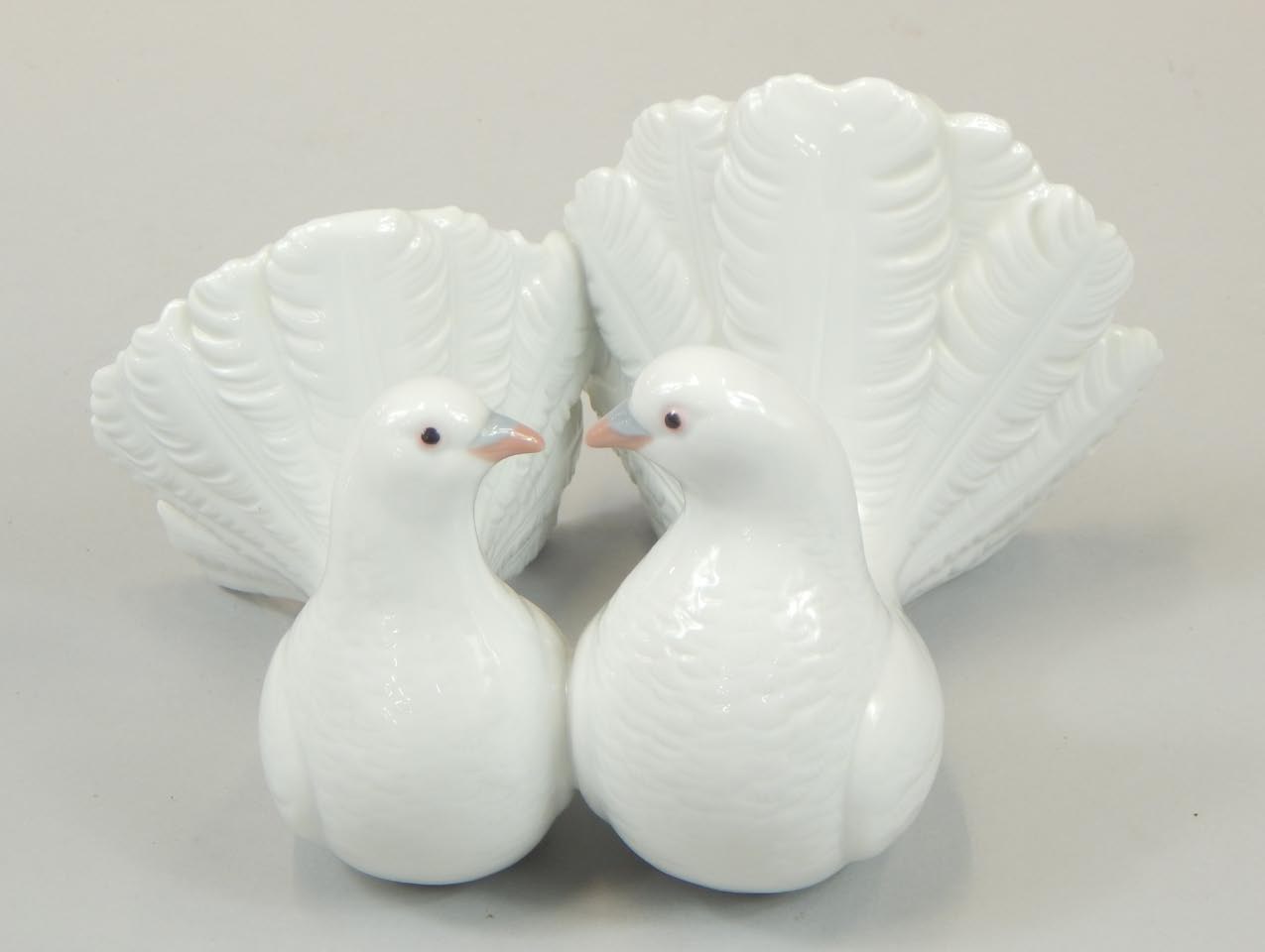 Appraisal: A Lladro porcelain group of two doves impressed number to