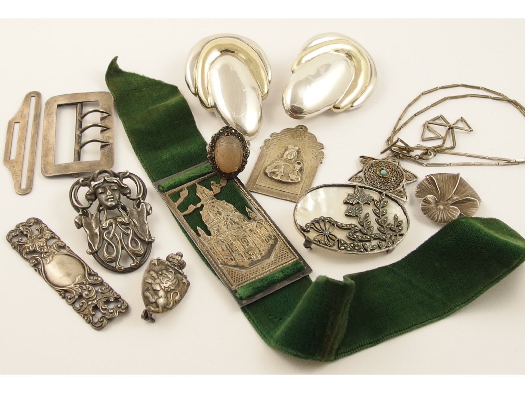 Appraisal: A good collection of vintage silver and costume jewellery to